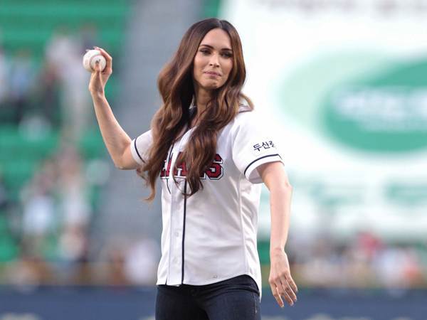 Megan Fox Asyik Main Baseball Bareng Doosan Bears di Korea Selatan!